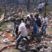 Tim penyelamat mengevakuasi jenazah seorang korban dari lokasi kecelakaan pesawat Air India di Ahmedabad, Negara Bagian Gujarat, India, pada 12 Juni 2025. (Xinhua/Str)