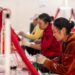 Sejumlah wanita bekerja di bengkel kerja pengentasan kemiskinan di sebuah situs relokasi di wilayah Fugong di Prefektur Otonom Etnis Lisu Nujiang, Provinsi Yunnan, China barat daya, pada 2 November 2020. (Xinhua/Hu Chao)
