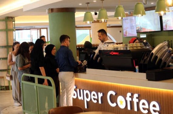 Orang-orang membeli kopi di sebuah kedai kopi di Ankara, Turkiye, pada 10 Juni 2025. (Xinhua/Mustafa Kaya)