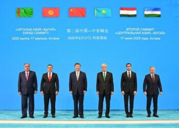Presiden China Xi Jinping, Presiden Kazakhstan Kassym-Jomart Tokayev, Presiden Kirgizstan Sadyr Japarov, Presiden Tajikistan Emomali Rahmon, Presiden Turkmenistan Serdar Berdimuhamedov, dan Presiden Uzbekistan Shavkat Mirziyoyev berfoto bersama di Astana, Kazakhstan, pada 17 Juni 2025. Konferensi Tingkat Tinggi (KTT) China-Asia Tengah kedua diadakan di Astana pada Selasa (17/6). Tokayev memimpin pertemuan tersebut. Xi, Japarov, Rahmon, Berdimuhamedov, dan Mirziyoyev menghadiri KTT itu. (Xinhua/Xie Huanchi)