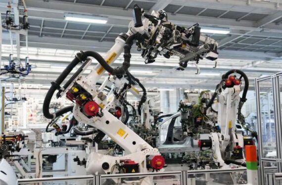 Robot-robot bekerja di pabrik mobil Xiaomi di Beijing, ibu kota China, pada 16 Juni 2025. (Xinhua/Zheng Huansong)