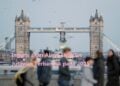 Para pejalan kaki melintasi Jembatan London di London, Inggris, pada 28 Januari 2024. (Xinhua/Li Ying)