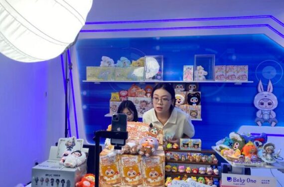 Foto yang diabadikan pada 18 Juli 2025 ini menunjukkan Xiao Yulan, seorang livestreamer muda, sedang mempromosikan sejumlah produk via siaran langsung daring (livestream) di Daerah Otonom Etnis Zhuang Guangxi, China selatan. (Xinhua)
