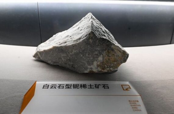 Foto yang diabadikan pada 10 Mei 2024 ini menunjukkan sebuah bijih tanah jarang di sebuah museum tanah jarang di Baotou, Daerah Otonom Mongolia Dalam, China utara. (Xinhua/Li Zhipeng)