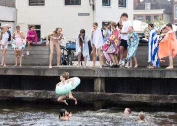 Anak-anak menyejukkan diri di kolam di tengah gelombang panas di Haarlem, Belanda, pada 2 Juli 2025. Belanda diterpa gelombang panas pertamanya dalam tiga tahun terakhir, mendorong Institut Meteorologi Kerajaan Belanda (KNMI) untuk mengeluarkan peringatan kode oranye terkait cuaca panas ekstrem di wilayah tenggara negara tersebut. (Xinhua/Sylvia Lederer)