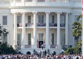 Presiden Amerika Serikat (AS) Donald Trump menyampaikan pidato dari balkon Gedung Putih di Washington DC, AS, pada 4 Juli 2025. Trump secara resmi menandatangani rancangan undang-undang kebijakan bersejarahnya, One Big Beautiful Bill, menjadi undang-undang pada Jumat (4/7) sore waktu setempat. (Xinhua/Hu Yousong)