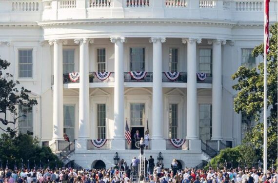 Presiden Amerika Serikat (AS) Donald Trump menyampaikan pidato dari balkon Gedung Putih di Washington DC, AS, pada 4 Juli 2025. Trump secara resmi menandatangani rancangan undang-undang kebijakan bersejarahnya, One Big Beautiful Bill, menjadi undang-undang pada Jumat (4/7) sore waktu setempat. (Xinhua/Hu Yousong)