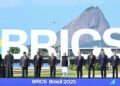 Para pemimpin negara yang menghadiri sesi pleno bertajuk "Perdamaian, Keamanan, dan Reformasi Tata Kelola Global" (Peace and Security and Reform of Global Governance) pada Konferensi Tingkat Tinggi (KTT) BRICS ke-17 berpose untuk difoto bersama di Rio de Janeiro, Brasil, pada 6 Juli 2025. (Xinhua/Li Xiang)
