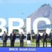 Para pemimpin negara yang menghadiri sesi pleno bertajuk "Perdamaian, Keamanan, dan Reformasi Tata Kelola Global" (Peace and Security and Reform of Global Governance) pada Konferensi Tingkat Tinggi (KTT) BRICS ke-17 berpose untuk difoto bersama di Rio de Janeiro, Brasil, pada 6 Juli 2025. (Xinhua/Li Xiang)