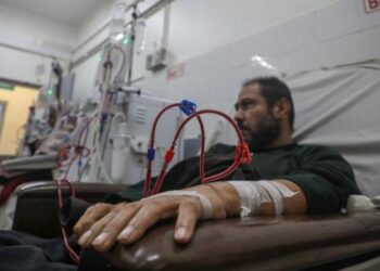 Seorang pasien Palestina menjalani perawatan di departemen dialisis Rumah Sakit Al-Shifa di Gaza City pada 24 Februari 2025. (Xinhua/Rizek Abdeljawad)