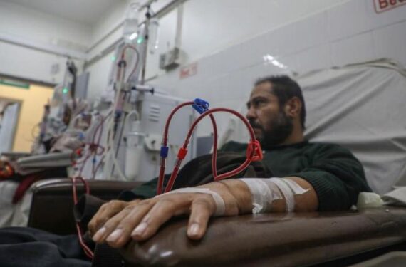Seorang pasien Palestina menjalani perawatan di departemen dialisis Rumah Sakit Al-Shifa di Gaza City pada 24 Februari 2025. (Xinhua/Rizek Abdeljawad)
