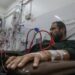 Seorang pasien Palestina menjalani perawatan di departemen dialisis Rumah Sakit Al-Shifa di Gaza City pada 24 Februari 2025. (Xinhua/Rizek Abdeljawad)