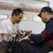 Foto yang diabadikan pada 17 Mei 2025 ini menunjukkan Ke Shuichang (Kiri), seorang teknisi yang menyandang disabilitas di Shanghai, China timur, sedang memperbaiki sebuah ponsel yang rusak. (Xinhua)