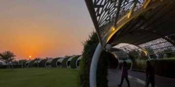 Foto yang diabadikan pada 13 Juli 2025 ini menunjukkan pemandangan jalur outdoor berpendingin udara di Taman Umm Al Seneem di Doha, Qatar. (Xinhua/Nikku)