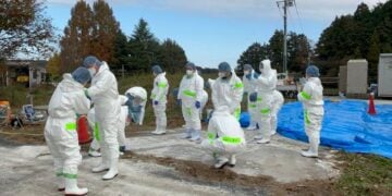 Sejumlah staf melakukan operasi disinfeksi di Kasama, Prefektur Ibaraki, Jepang, pada 27 November 2023. Saat itu, wabah flu burung yang sangat patogenik terkonfirmasi di sebuah peternakan unggas di Prefektur Ibaraki, Jepang timur, menandai wabah flu burung kedua di Jepang pada musim tersebut. (Xinhua)