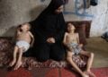 Dua anak pengungsi Palestina yang menderita malanutrisi dan cerebral palsy terlihat di dalam sebuah sekolah yang dialihfungsikan menjadi tempat penampungan di sebelah barat laut Gaza City pada 25 Juli 2025. (Xinhua/Rizek Abdeljawad)