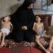 Dua anak pengungsi Palestina yang menderita malanutrisi dan cerebral palsy terlihat di dalam sebuah sekolah yang dialihfungsikan menjadi tempat penampungan di sebelah barat laut Gaza City pada 25 Juli 2025. (Xinhua/Rizek Abdeljawad)