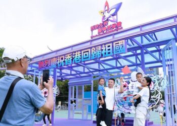 Sejumlah warga berpose untuk difoto di sebuah acara perayaan yang diadakan di Victoria Park di Hong Kong, China selatan, pada 1 Juli 2025. Berbagai acara perayaan diadakan di Hong Kong untuk memperingati 28 tahun kembalinya Hong Kong ke pangkuan China pada Selasa (1/7). (Xinhua/Chen Duo)