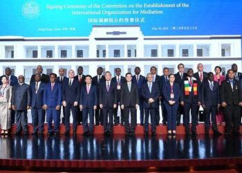 Menteri Luar Negeri China Wang Yi, yang juga merupakan anggota Biro Politik Komite Sentral Partai Komunis China (Communist Party of China/CPC), berpose untuk foto bersama dengan para tamu lainnya pada upacara penandatanganan Konvensi Pembentukan Organisasi Internasional untuk Mediasi (International Organization for Mediation/IOMed) di Hong Kong, China selatan, pada 30 Mei 2025. (Xinhua/Chen Duo)