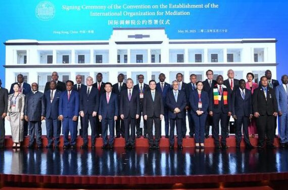 Menteri Luar Negeri China Wang Yi, yang juga merupakan anggota Biro Politik Komite Sentral Partai Komunis China (Communist Party of China/CPC), berpose untuk foto bersama dengan para tamu lainnya pada upacara penandatanganan Konvensi Pembentukan Organisasi Internasional untuk Mediasi (International Organization for Mediation/IOMed) di Hong Kong, China selatan, pada 30 Mei 2025. (Xinhua/Chen Duo)