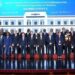 Menteri Luar Negeri China Wang Yi, yang juga merupakan anggota Biro Politik Komite Sentral Partai Komunis China (Communist Party of China/CPC), berpose untuk foto bersama dengan para tamu lainnya pada upacara penandatanganan Konvensi Pembentukan Organisasi Internasional untuk Mediasi (International Organization for Mediation/IOMed) di Hong Kong, China selatan, pada 30 Mei 2025. (Xinhua/Chen Duo)
