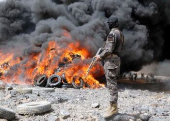 Seorang tentara berjaga saat narkotika ilegal sedang dibakar di dekat Sanaa, Yaman, pada 1 Juli 2025. (Xinhua/Mohammed Mohammed)