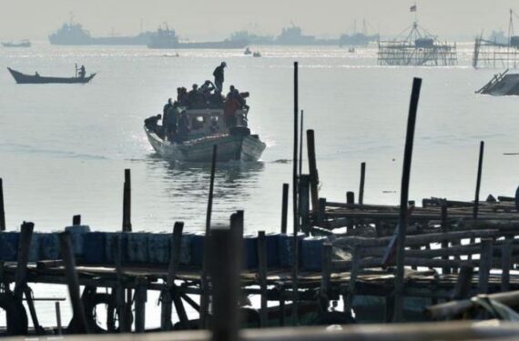 Sebuah perahu nelayan yang membawa hasil tangkapan ikan berlayar menuju pelabuhan perikanan Kalibaru di Kalibaru, Jakarta Utara, pada 10 Juli 2024. (Xinhua/Veri Sanovri)