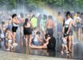 Orang-orang menyejukkan diri di air mancur sebuah taman di Madrid, Spanyol, pada 29 Juni 2025. (Xinhua/Gustavo Valiente)
