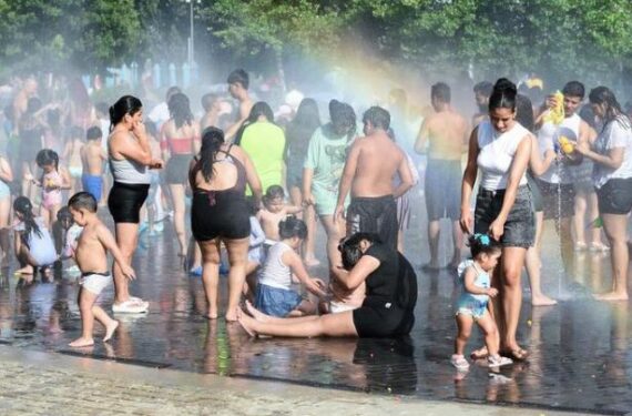 Orang-orang menyejukkan diri di air mancur sebuah taman di Madrid, Spanyol, pada 29 Juni 2025. (Xinhua/Gustavo Valiente)