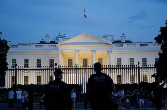 (240523) -- WASHINGTON, D.C., May 23, 2024 (Xinhua) -- This photo taken on May 22, 2024 shows the White House in Washington, D.C., the United States. TO GO WITH "U.S. pushes back on recognition of Palestinian state by European nations" (Xinhua/Liu Jie)