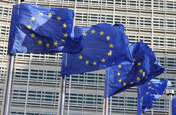 Foto yang diabadikan pada 23 Mei 2025 ini menunjukkan bendera Uni Eropa (UE) di kantor pusat Komisi Eropa di Brussel, Belgia. (Xinhua/Zhao Dingzhe)