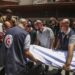 Warga Palestina mengangkut jenazah seorang korban, yang tewas akibat serangan drone Israel di Gereja Keluarga Kudus (Holy Family Church), di Rumah Sakit Baptis di Gaza City pada 17 Juli 2025. (Xinhua/Mahmoud Zaki)