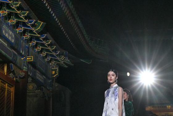 Seorang model mengenakan busana bergaya neo-China ready to wear dalam sebuah peragaan busana yang digelar di Museum Istana Pangeran Kung di Beijing, ibu kota China, pada 14 Juli 2025. (Xinhua/Jin Liangkuai)