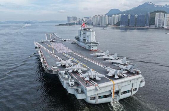 Foto ini memperlihatkan kapal induk Shandong berlayar di perairan Hong Kong, China selatan, pada 3 Juli 2025. (Xinhua/Pu Haiyang)