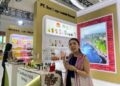 Amella memperkenalkan beragam produk kepada para pengunjung dari berbagai negara dalam Pameran Investasi dan Perdagangan Lanzhou China (China Lanzhou Investment and Trade Fair) ke-31 yang resmi dibuka pada Minggu (6/7) di Lanzhou, ibu kota Provinsi Gansu, China barat laut. (Xinhua)