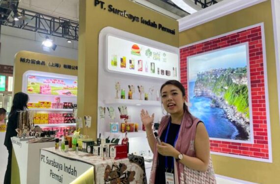 Amella memperkenalkan beragam produk kepada para pengunjung dari berbagai negara dalam Pameran Investasi dan Perdagangan Lanzhou China (China Lanzhou Investment and Trade Fair) ke-31 yang resmi dibuka pada Minggu (6/7) di Lanzhou, ibu kota Provinsi Gansu, China barat laut. (Xinhua)
