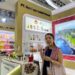 Amella memperkenalkan beragam produk kepada para pengunjung dari berbagai negara dalam Pameran Investasi dan Perdagangan Lanzhou China (China Lanzhou Investment and Trade Fair) ke-31 yang resmi dibuka pada Minggu (6/7) di Lanzhou, ibu kota Provinsi Gansu, China barat laut. (Xinhua)
