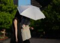 Pejalan kaki melintas di sebuah jalan di Tokyo, Jepang, pada 18 Juni 2025. (Xinhua/Jia Haocheng)
