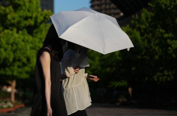 Pejalan kaki melintas di sebuah jalan di Tokyo, Jepang, pada 18 Juni 2025. (Xinhua/Jia Haocheng)
