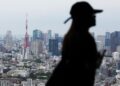 Seorang pengunjung menikmati pemandangan kota dari sebuah gedung bertingkat di dekat Stasiun Ebisu di Tokyo, Jepang, pada 15 Mei 2025. (Xinhua/Jia Haocheng)