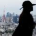 Seorang pengunjung menikmati pemandangan kota dari sebuah gedung bertingkat di dekat Stasiun Ebisu di Tokyo, Jepang, pada 15 Mei 2025. (Xinhua/Jia Haocheng)