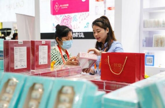 Foto yang diabadikan pada 12 April 2023 ini menunjukkan seorang staf sedang memperkenalkan produk sarang burung walet yang diimpor dari Indonesia di sebuah pameran di Provinsi Hainan, China selatan. (Xinhua)
