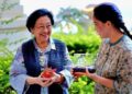 Mantan presiden Indonesia Megawati Soekarnoputri (kiri) berbincang mengenai kuliner dengan food vlogger Yunnan "Dianxi Xiaoge" atau Dong Meihua. (Xinhua/Kantor Urusan Luar Negeri Provinsi Yunnan)