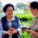 Mantan presiden Indonesia Megawati Soekarnoputri (kiri) berbincang mengenai kuliner dengan food vlogger Yunnan "Dianxi Xiaoge" atau Dong Meihua. (Xinhua/Kantor Urusan Luar Negeri Provinsi Yunnan)