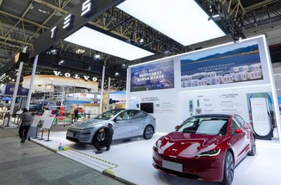Foto yang diabadikan pada 14 Juli 2025 ini menunjukkan stan Tesla di seksi kendaraan pintar dalam Pameran Rantai Pasokan Internasional China (China International Supply Chain Expo/CISCE) ketiga di Beijing, ibu kota China. (Xinhua/Ju Huanzong)