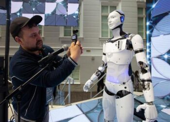 Sebuah robot yang dapat bernyanyi terlihat dalam Forum Kebudayaan Bersatu Internasional St. Petersburg ke-10 di St. Petersburg, Rusia, pada 12 September 2024. (Xinhua/Irina Motina)