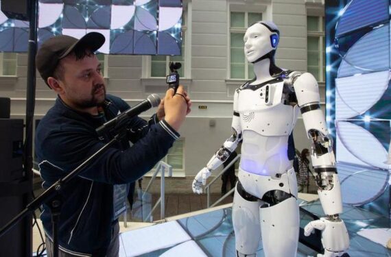 Sebuah robot yang dapat bernyanyi terlihat dalam Forum Kebudayaan Bersatu Internasional St. Petersburg ke-10 di St. Petersburg, Rusia, pada 12 September 2024. (Xinhua/Irina Motina)