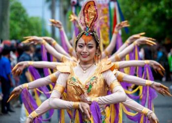 Para penari tampil dalam sebuah acara perayaan di Bandung, Provinsi Jawa Barat, pada 14 Februari 2025. (Xinhua/Septianjar Muharam)