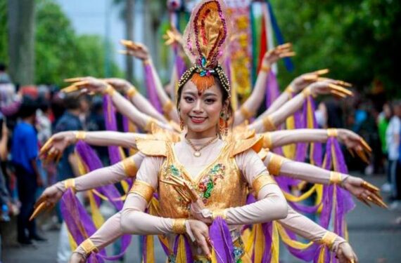 Para penari tampil dalam sebuah acara perayaan di Bandung, Provinsi Jawa Barat, pada 14 Februari 2025. (Xinhua/Septianjar Muharam)