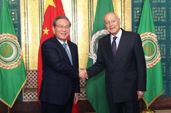 Perdana Menteri (PM) China Li Qiang bertemu dengan Sekretaris Jenderal Liga Arab Ahmed Aboul-Gheit di Kairo, Mesir, pada 9 Juli 2025. (Xinhua/Liu Weibing)